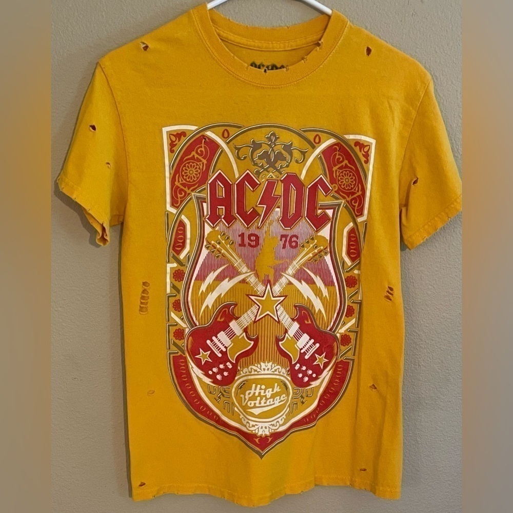 🌟HP🌟 AC/DC HIGH VOLTAGE 1976 Distressed Yellow Rock T Shirt Short Sleeve ACDC